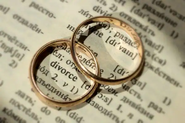 Image of rings removed before divorce mediation Kendal